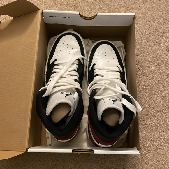 Women’s Nike Air Jordan 1 Mid Noble Red - Picture 4 of 8